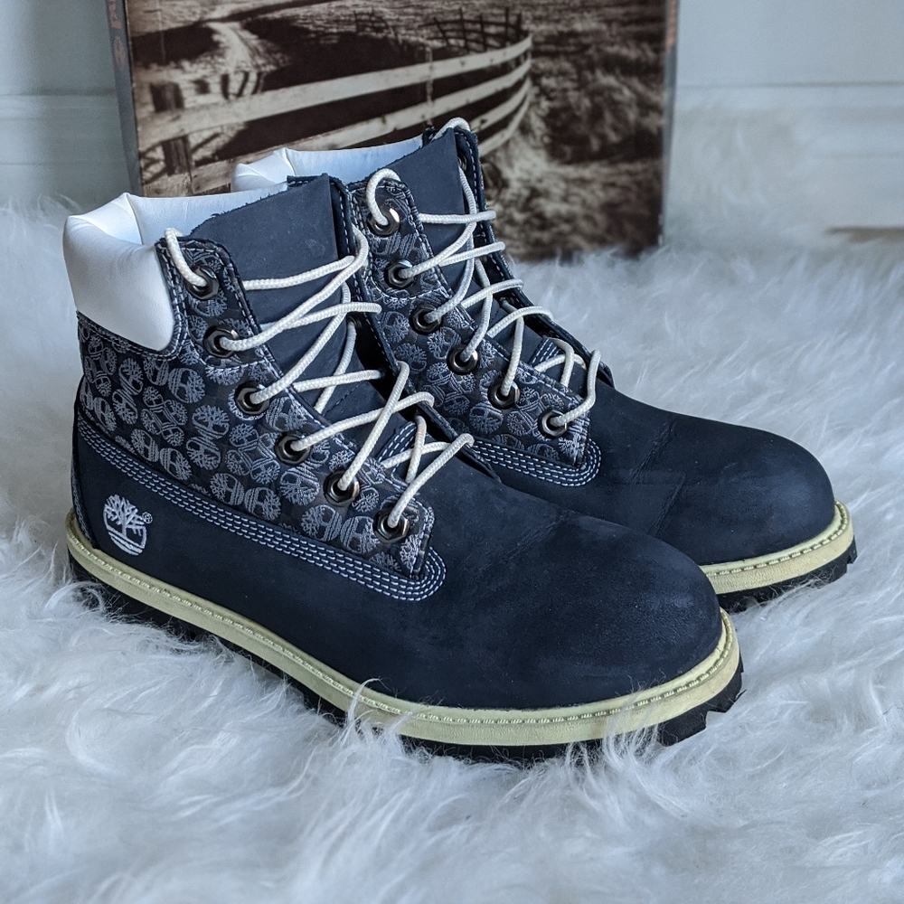 Timberland Navy and White Nubuck 6' Boots